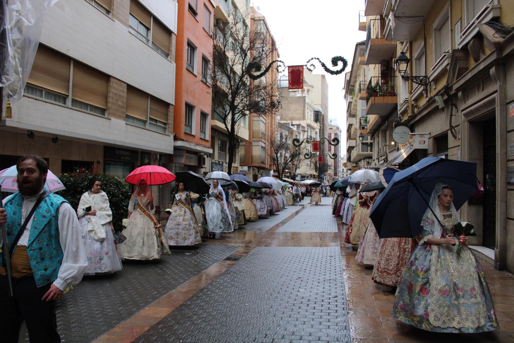 Búscate en la Ofrenda 2025 de Alzira entre paraguas y chubasqueros