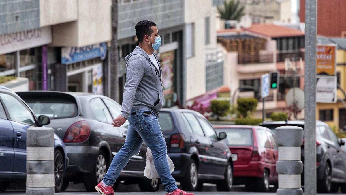 Un hombre cruza un paso para peatones en una calle de La Orotava. | | MARÍA PISACA