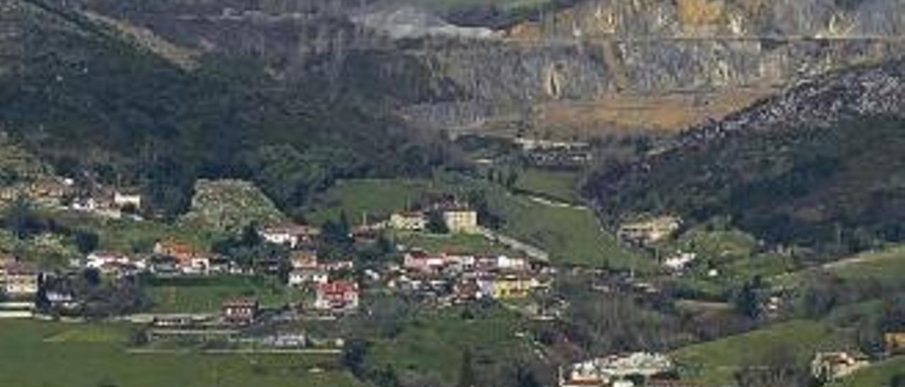 La cantera ovetense en la que se pretende incluir una planta de asfalto.