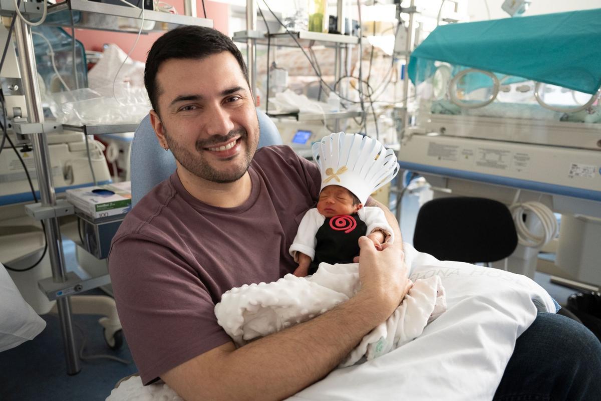 Los bebés ingresados en la UCI neonatal del Clínic se convierten en pequeños cocineros por Carnaval