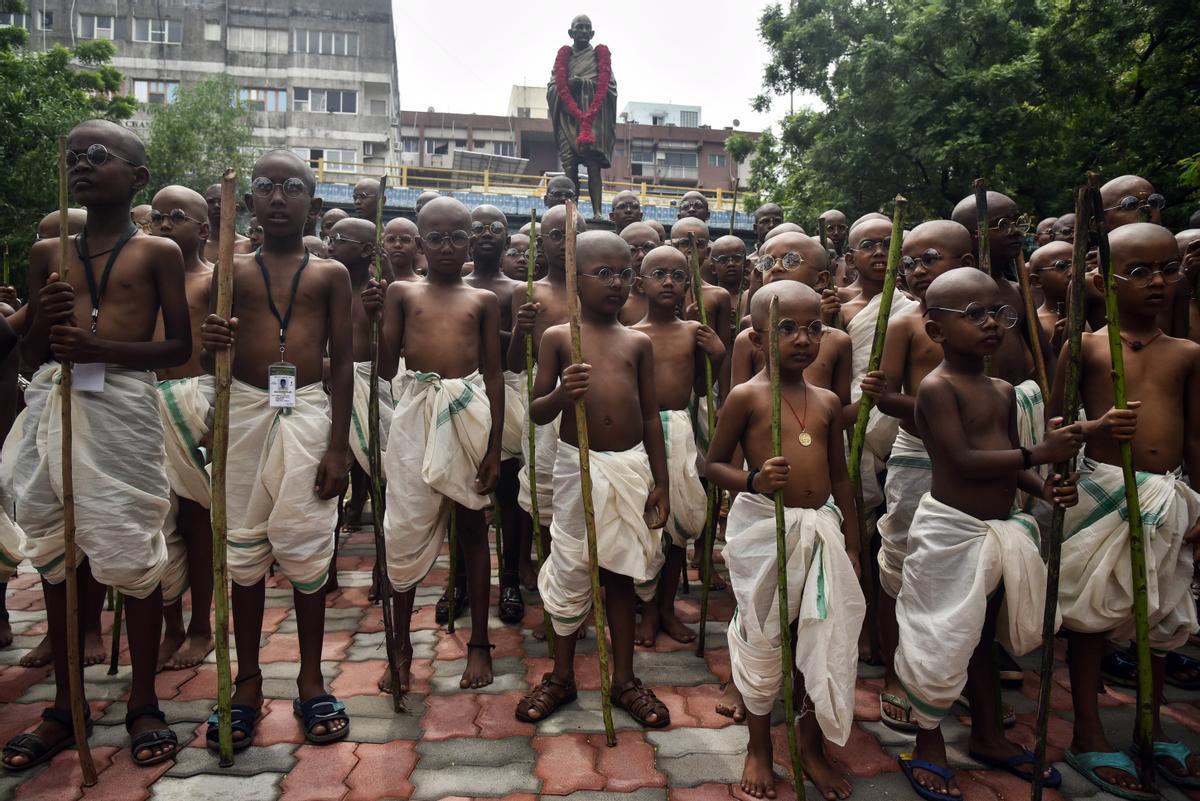 Niños se disfrazan de Mahatma Gandhi con motivo del 153 aniversario del nacimiento de Mohandas Karamchand Gandhi, considerado el Padre de la Nación en India, en el Museo Egmore, en Chennai, India