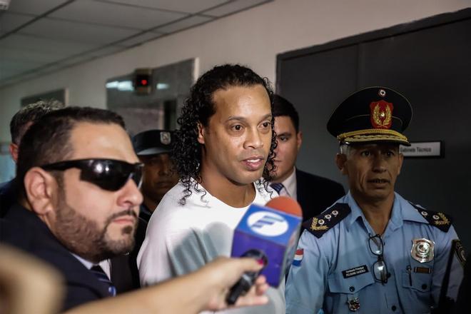 Ronaldinho, llegando para comparecer ante el juez