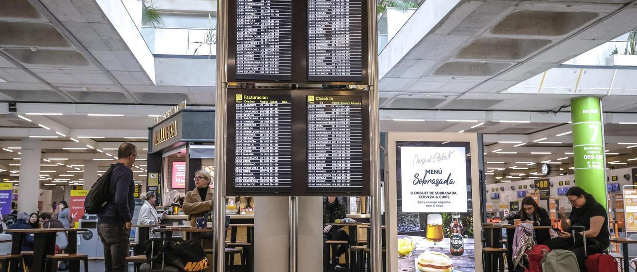 Pasajeros esta Navidad en el aeropuerto de Palma.