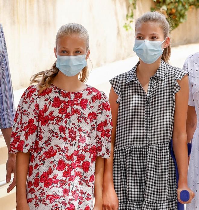 La princesa Leonor con vestido floral de las rebajas de Sfera y la infanta Sofía con look de cuadros vichy de Stradivarius en Mallorca