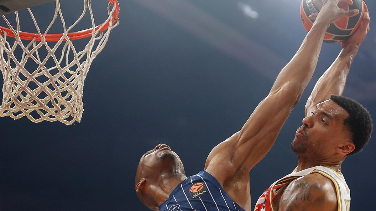 El tapón a lo jugador de voleibol de Kai Jones