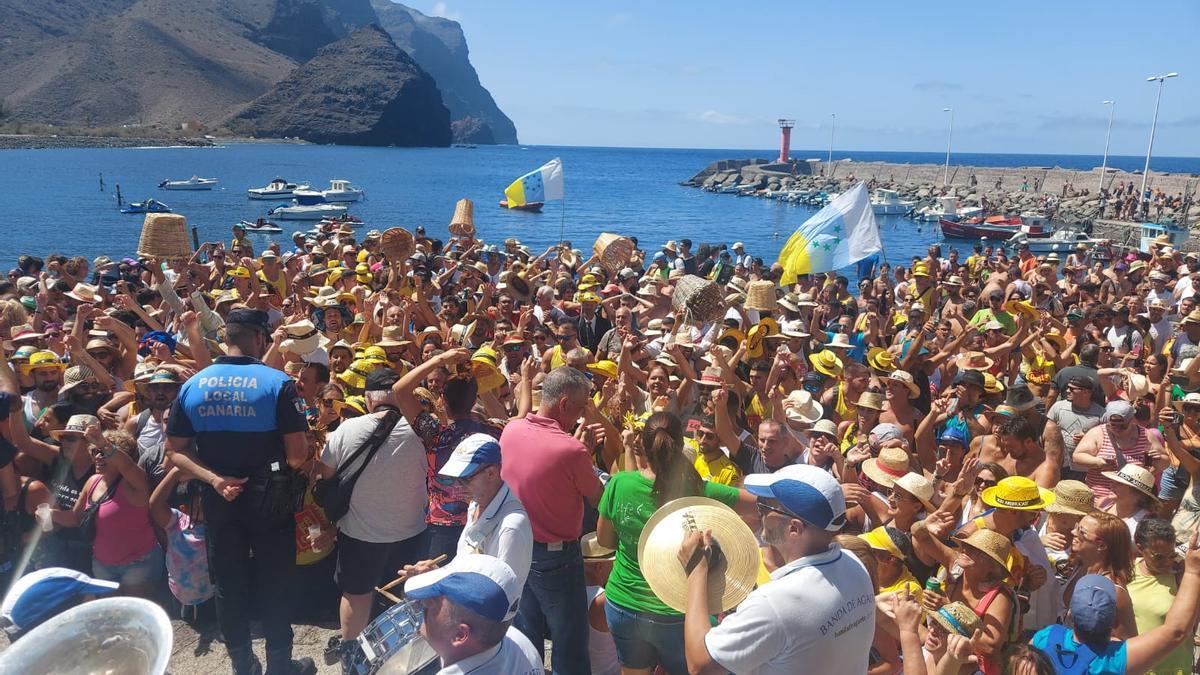 Ambiente en la playa de La Aldea en espera de El Charco.