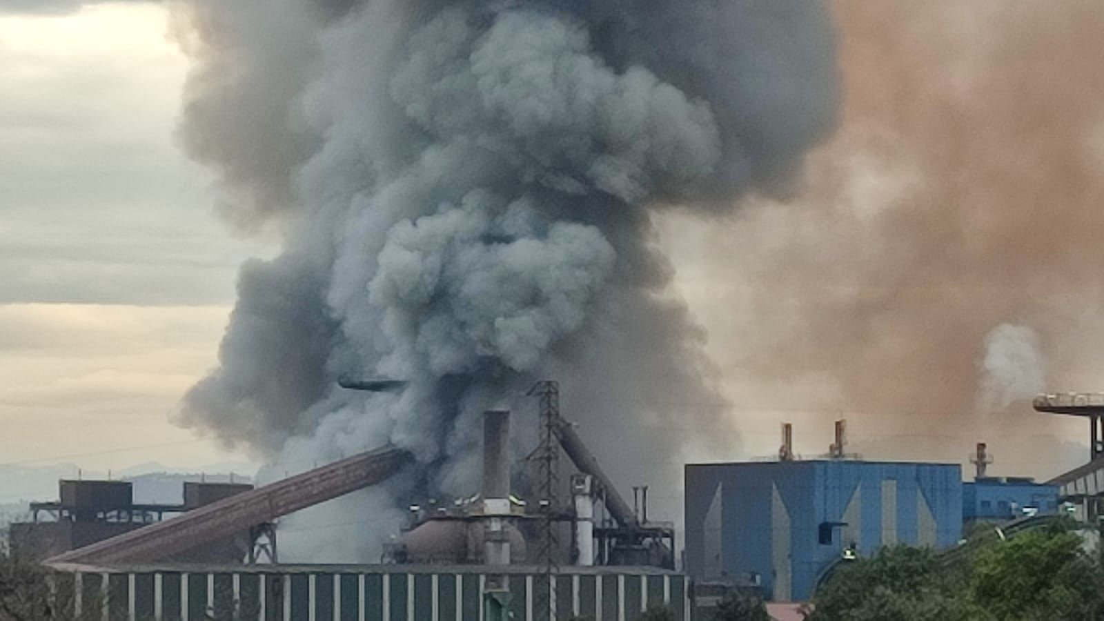 EN IMÁGENES: Un incendio obliga a evacuar el horno alto A de Arcelor en Gijón