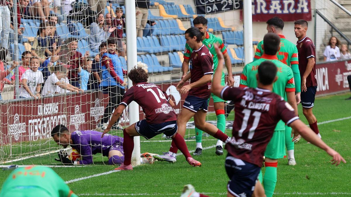 Resende corre a por el balón tras el 1-2. | Gustavo Santos