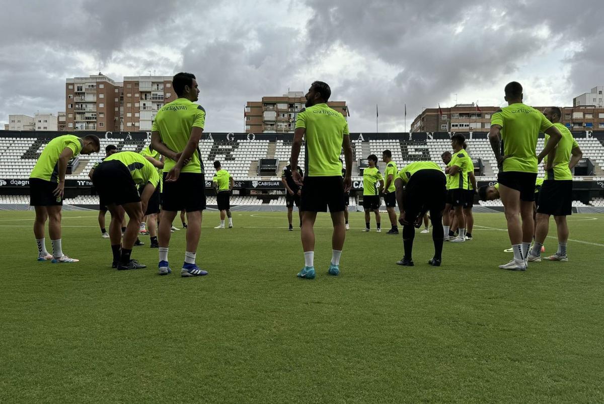La plantilla del Cartagena, en un entrenamiento, preparando el partido ante el Cádiz.