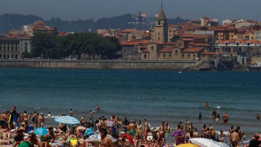 Bañistas en la playa de San Lorenzo, el pasado fin de semana.