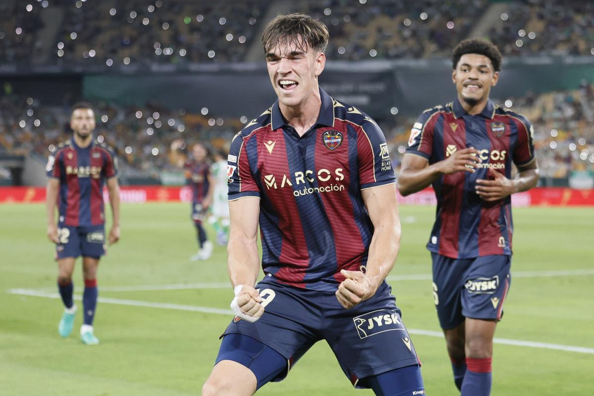 El delantero del Levante Carlos Espí celebra con sus compañeros el gol marcado ante el Real Betis durante el partido de la última jornada que Real Betis y Levante disputaron este sábado en el Estadio de La Cartuja de Sevilla. EFE/José Manuel Vidal. (Levante) (Betis)