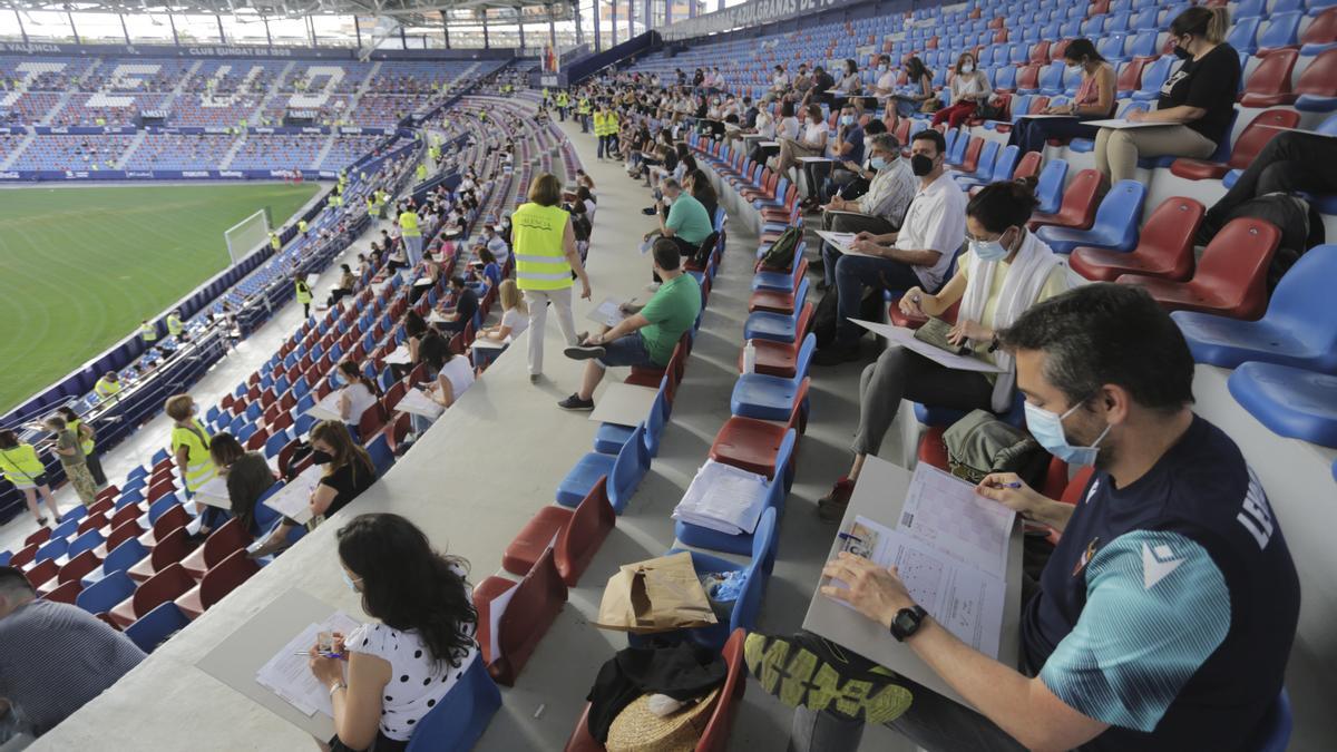 El estadio del Levante UD se convierte en una aula para 5.400 aspirantes a puestos de la Diputación