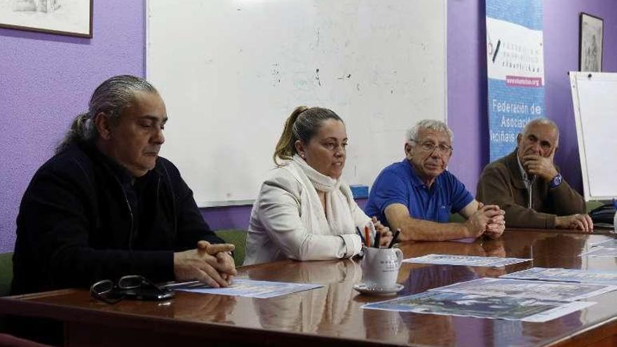 María Pérez junto a miembros de asociaciones vecinales. // R. Grobas