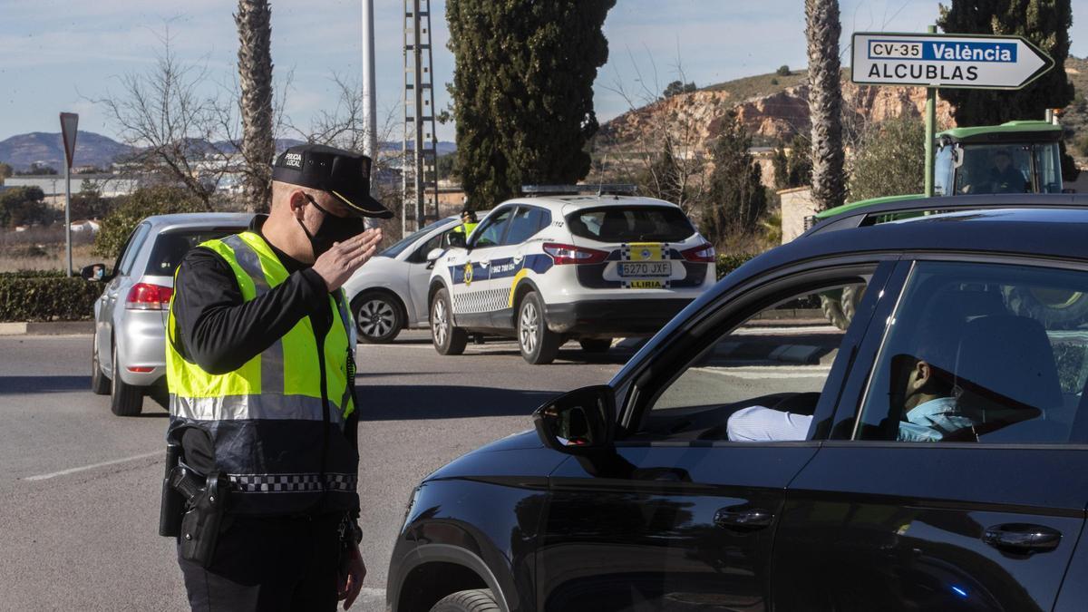 Control policial a la entrada de Llíria, uno de los 29 municipios con confinamiento en Valencia.