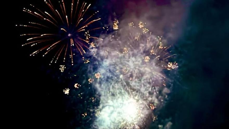 Una noche «movida» en el Cristo de Cangas, que obligó a demorar el inicio de los fuegos artificiales
