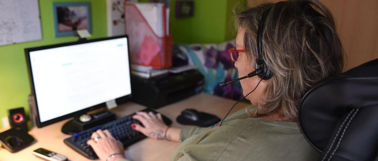 Una mujer, durante su jornada de trabajo a distancia.