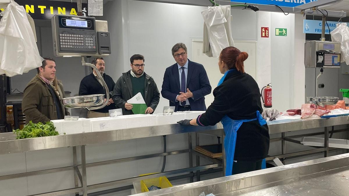 Visita del alcalde al mercado provisional de la calle Cruz del Estudiante de Puente Genil