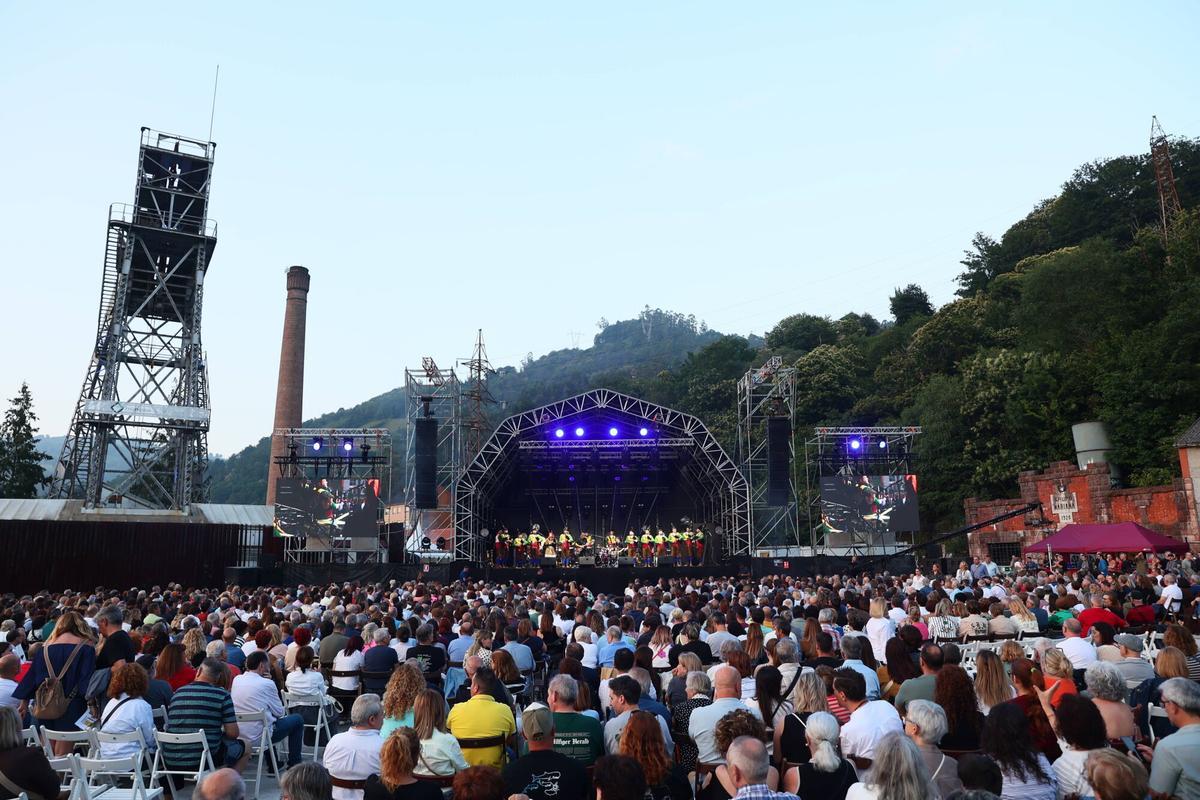 EN IMÁGENES: Concierto de Víctor Manuel por San Xuan en el Pozu Barreo