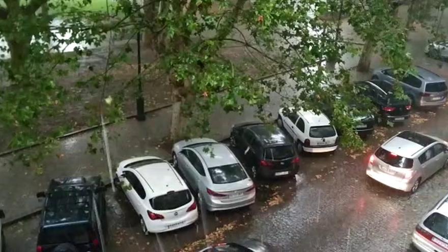 Una fuerte tormenta de lluvia, truenos y granizo azota Córdoba capital