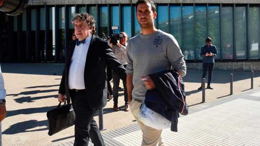 El jugador del Deportivo Iñigo López tras ser puesto en libertad con cargos.