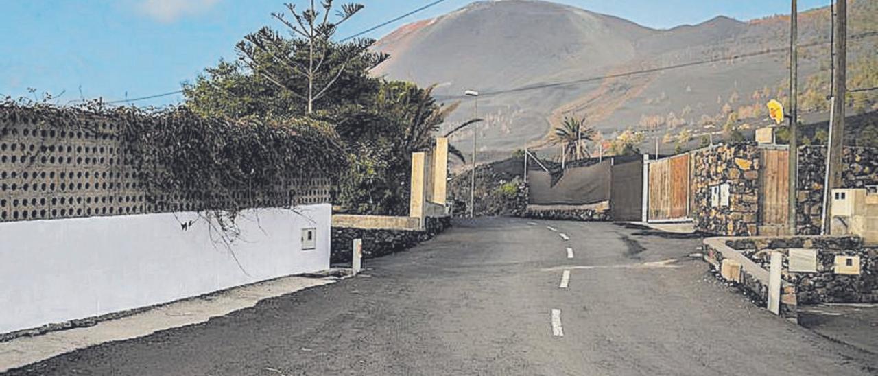 Carretera afectada por la erupción en Las Manchas.