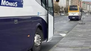 Usuarios del transporte en bus de Ribeira claman contra las faltas de puntualidad y los transbordos