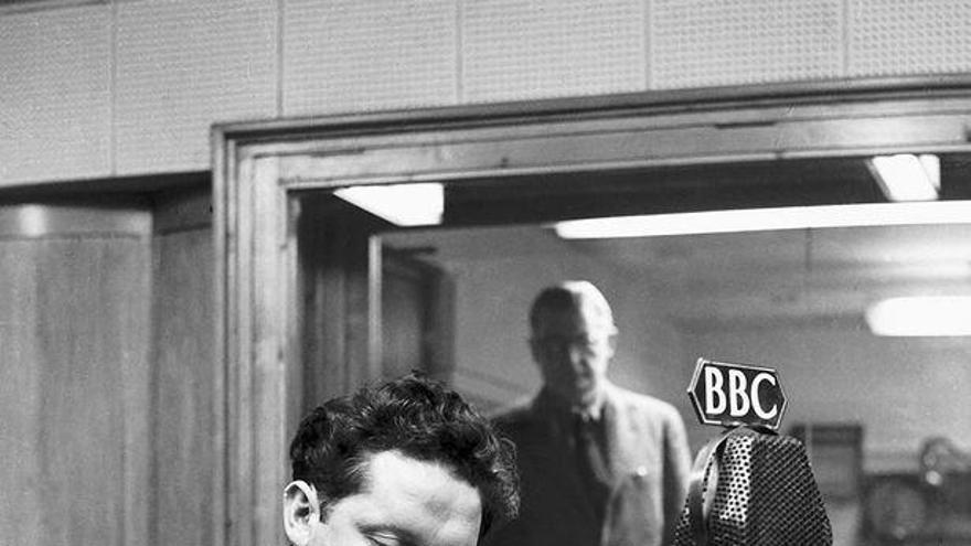 Dylan Thomas, durant l&#039;emissió radiofònica de l&#039;obra