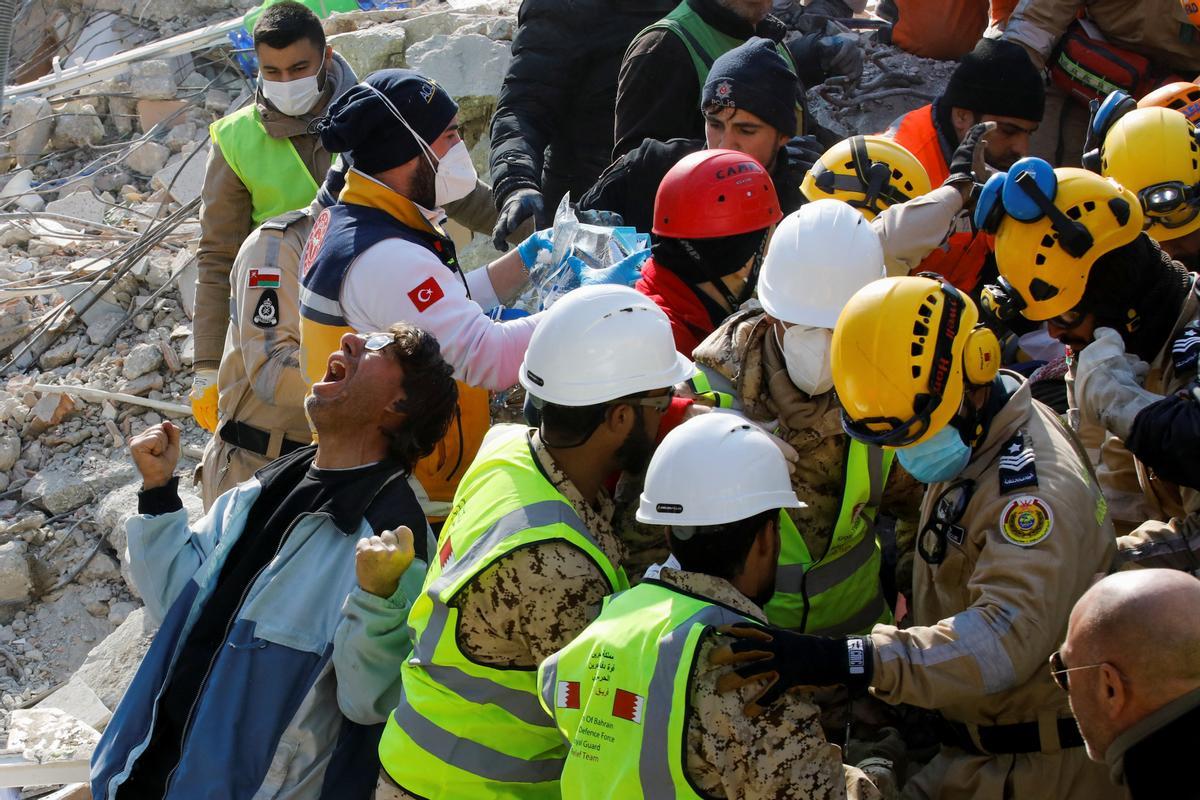 Saadet Sendag, una mujer turca que fue rescatada después de 177 horas, mientras continúa la búsqueda de supervivientes, después de un terremoto mortal en Hatay, Turquía, el 13 de febrero de 2023