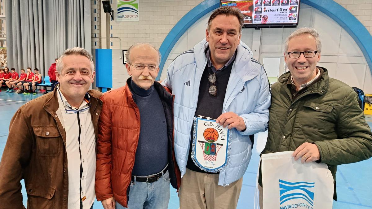 Por la izquierda, Justo García, José Manuel Jardon, Chechu Biriukov, y Borja Acero Chechu Biriukov, con integrantes de la peña madridista y del club de baloncesto.