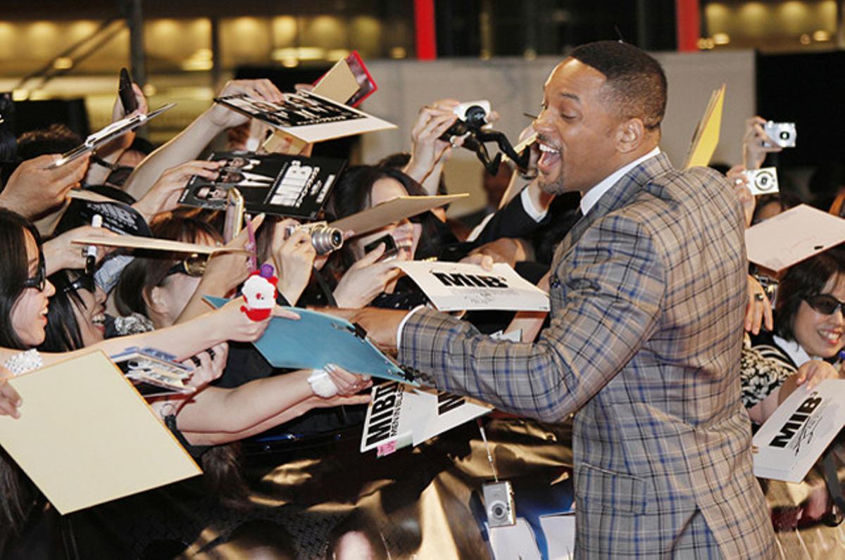 L’actor Will Smith firma autògrafs als seus fans, durant l’estrena japonesa de la seva nova pel·lícula ’Men in Black III’, a Tòquio.
