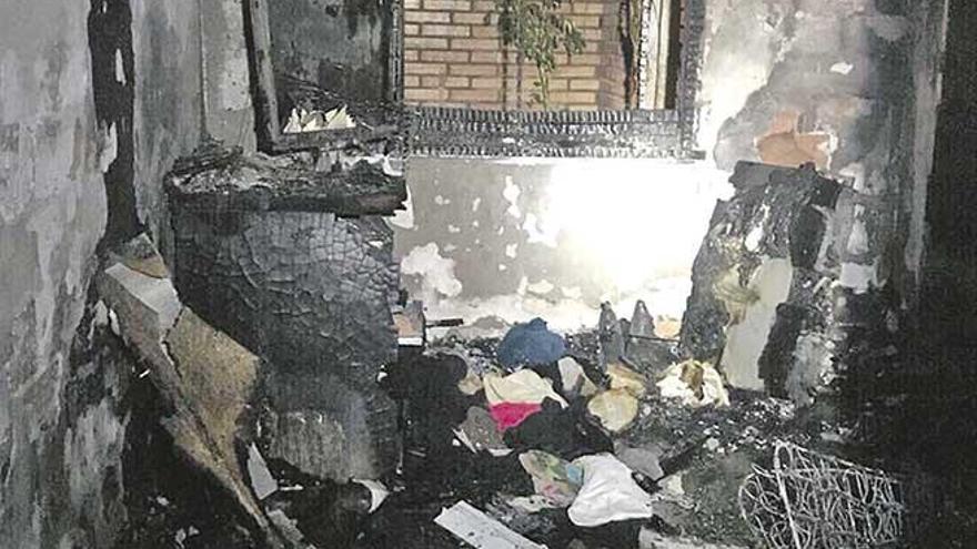 Estado en el que quedó la casa destruida por el fuego.