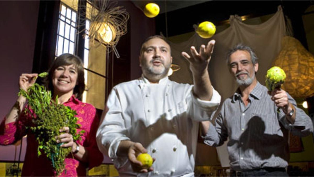 Ada Parellada, en compañía de Joan Pluvinet (a los malabares) y Santi Alegre, en Semproniana. JOAN CORTADELLAS