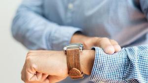 Un hombre consulta su reloj