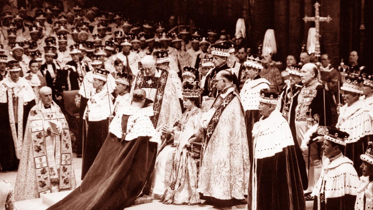 Coronación de Isabel II, el 2 de junio de 1953, rodeada de nobles.
