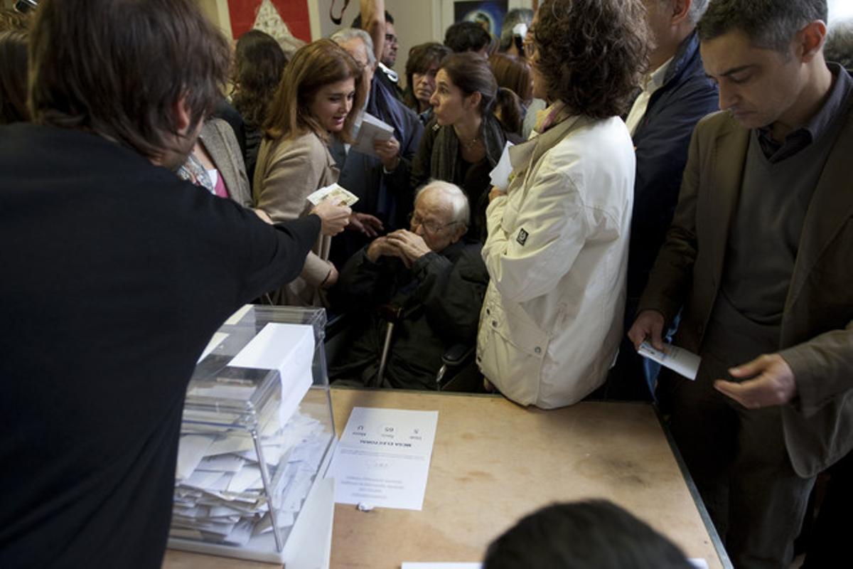 Gent que va a votar al col·legi electoral de travessera de Gràcia, Barcelona.