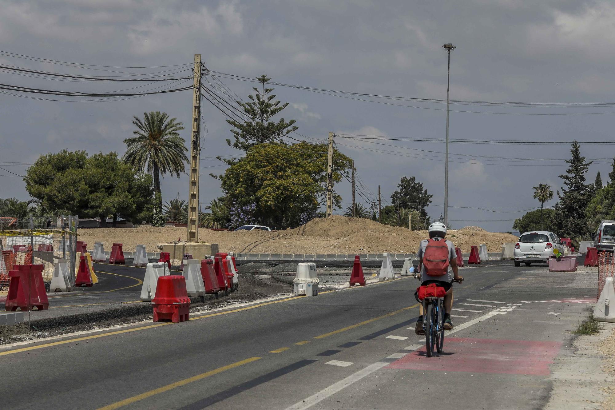 Las obras en el vial entre Elche y Santa Pola aceleran con la extension de la mediana y dos nuevas rotondas