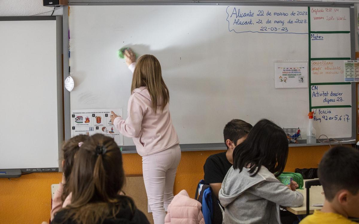 Una profesora en un colegio de Alicante