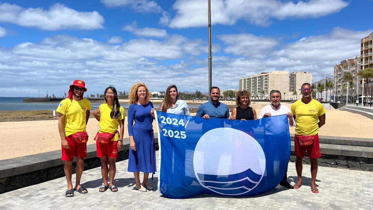 Arrecife iza la Bandera Azul 2024 en la playa de El Reducto