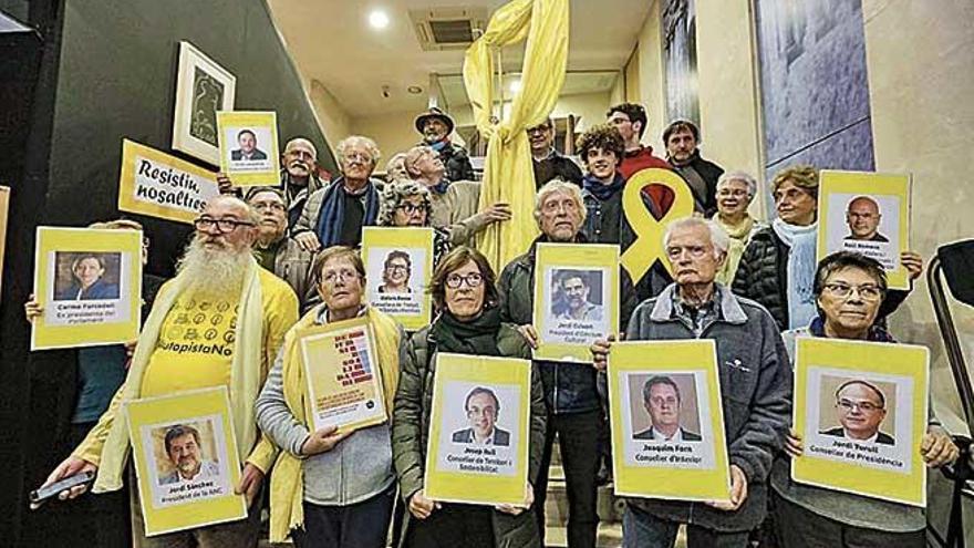 Un grupo de Jubilats per Mallorca portan retratos de los políticos catalanes encarcelados, ayer en Can Alcover.