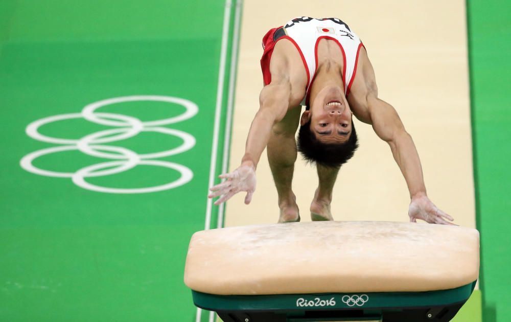 Kenzo Shirai de Japón en la final masculina de salto.