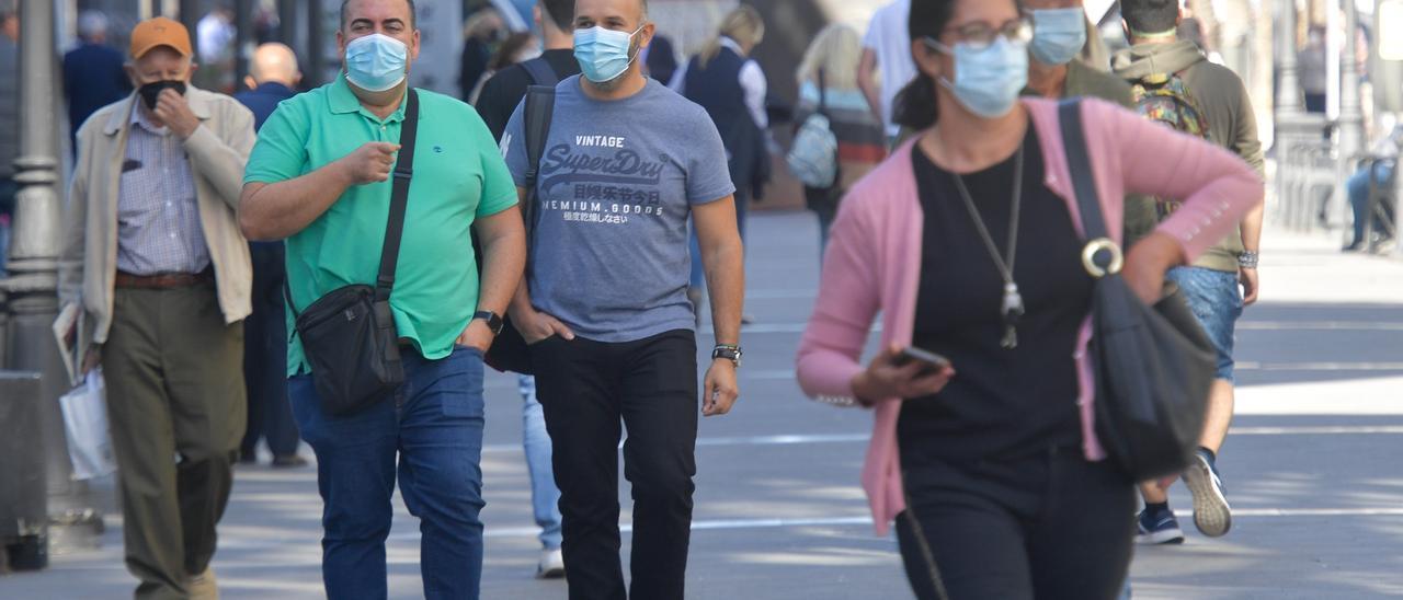 Ciudadanos con mascarilla en la Calle Triana de Las Palmas de Gran Canaria.