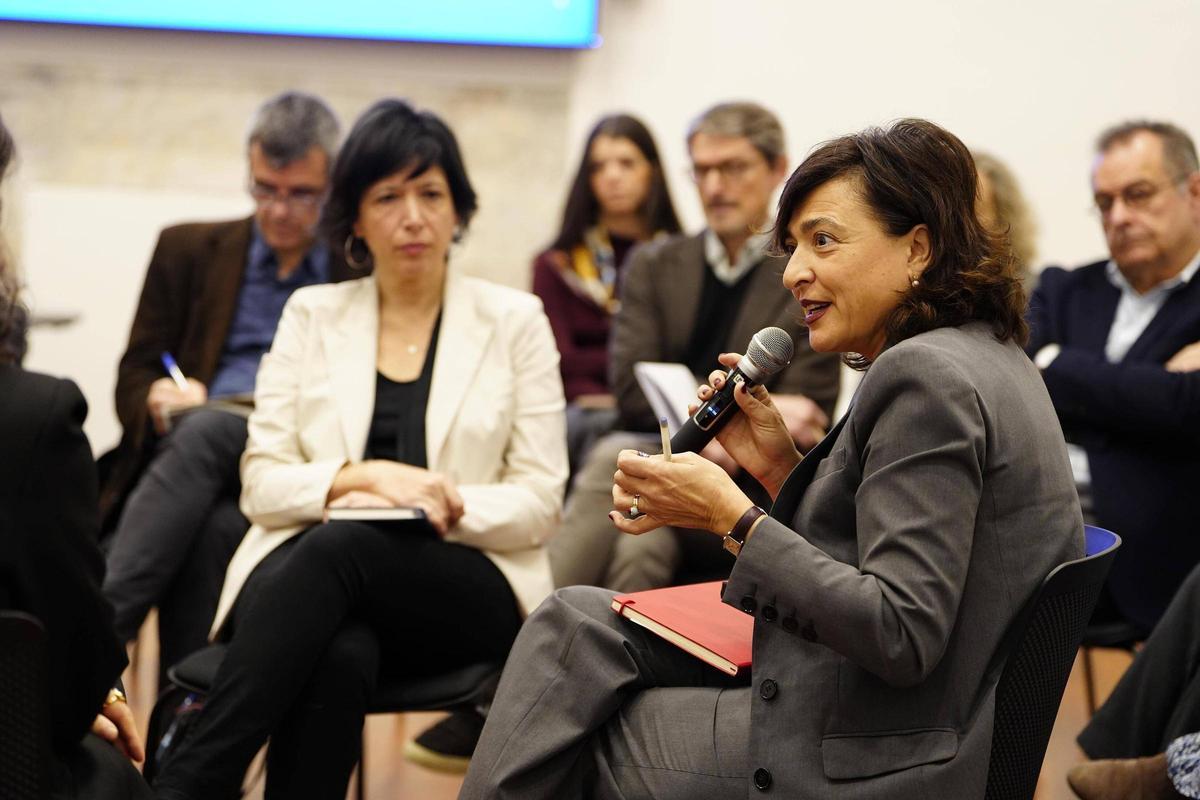 European Bridges: 'Simplificación administrativa y competitividad europea'. En la foto, la directora de Justicia y Consumo de la Comisión Europea, Ana Gallego, escucha la intervención de Eva Giménez, secretaria general de Presidència. A la derecha de la imagen, Albert Sáez, director de EL PERIÓDICO.