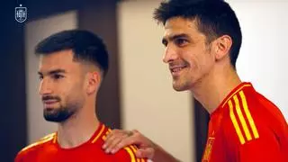 Vídeo | El 'making-of' de la camiseta de España para la Eurocopa 2024 con Gerard Moreno y Álex Baena