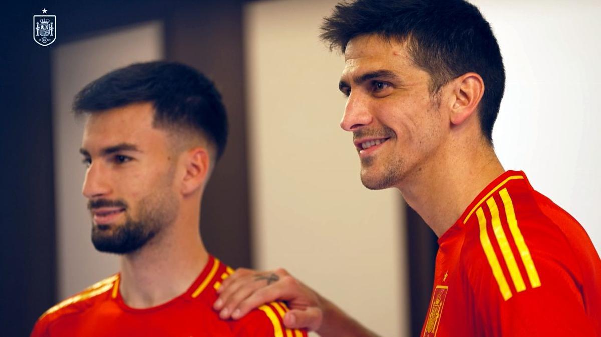 Álex Baena (i) y Gerard Moreno (d), jugadores del Villarreal, con la nueva camiseta de la selección española.