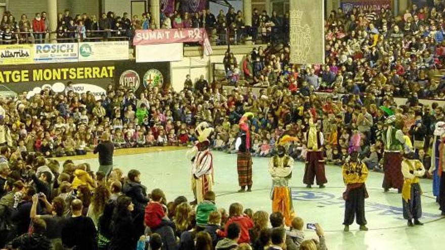 El pavelló de les Comes, amb la pista i les graderies plenes en l&#039;arribada del patge Faruk d&#039;ahir al vespre