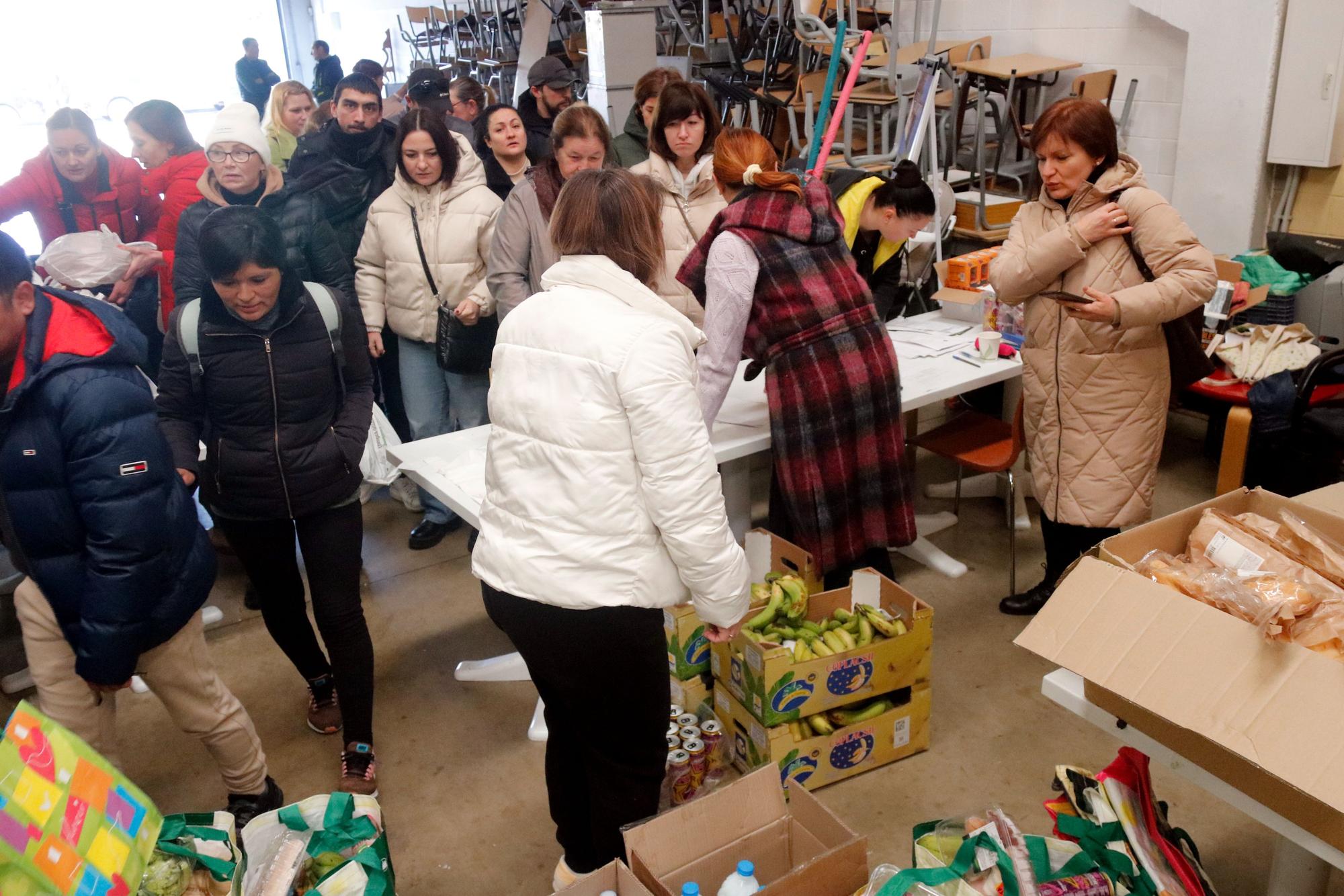 Aliments, roba i suport emocional per a 150 famílies ucraïneses refugiades a les comarques gironines