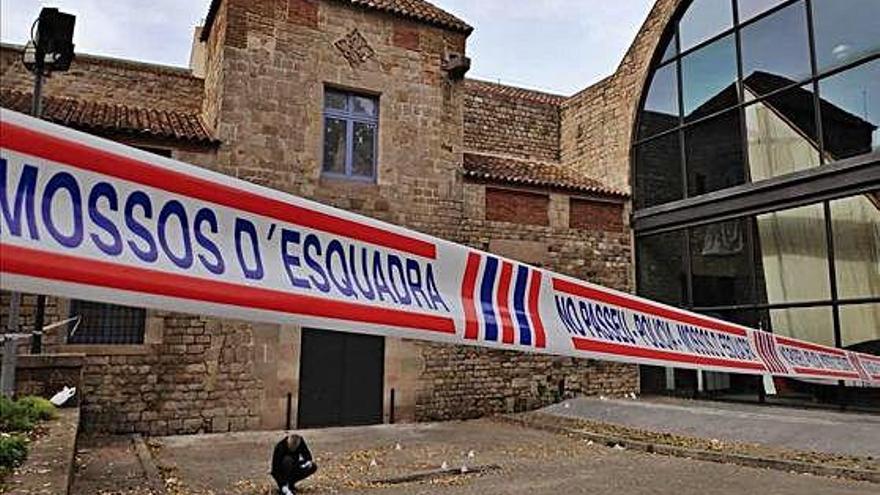 Els Mossos van buscar evidències al lloc on es va produir la violació.