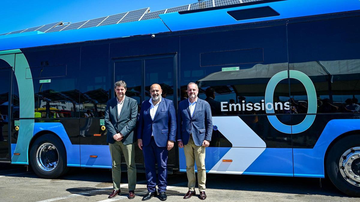 En el centro, el alcalde de Palma, Jaime Martínez Llabrés, junto a Toni Deudero, regidor de movilidad; y Jaume Bauzà, conseller de Turisme, Cultura i Esports.