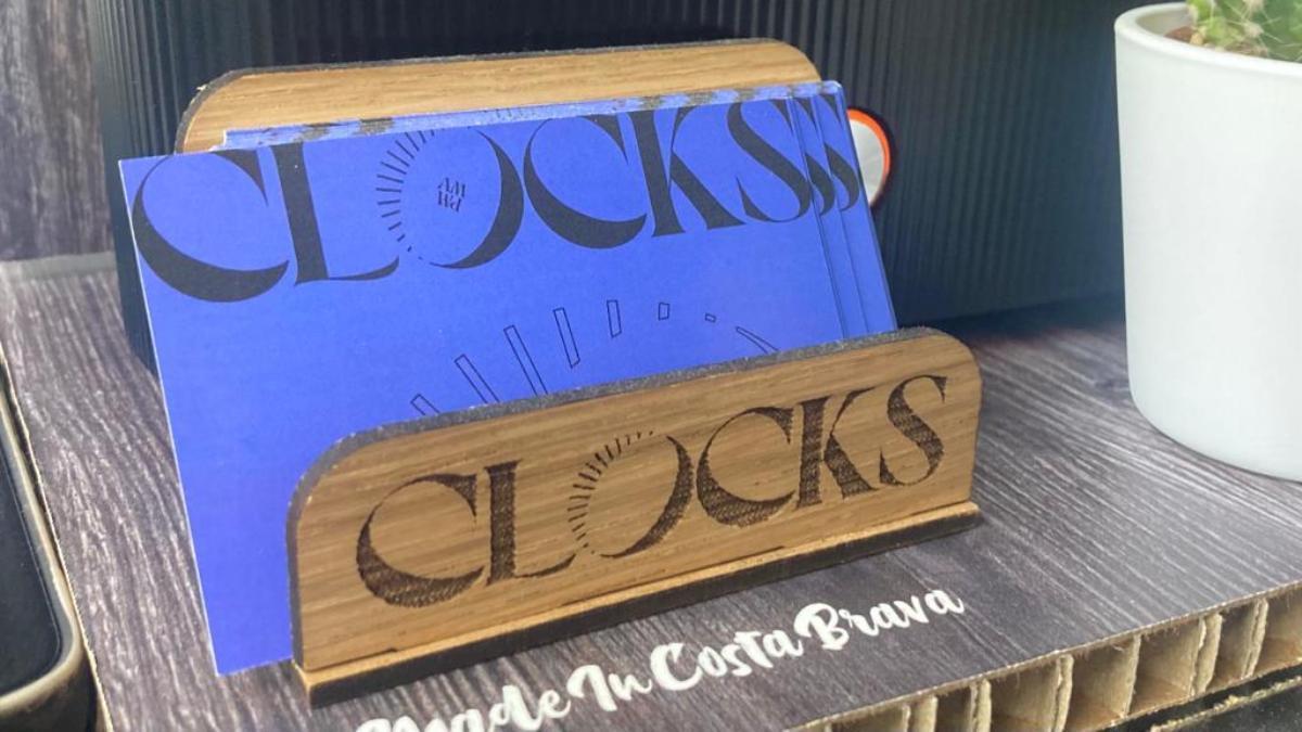 Tarjetas de Clocks en el mostrador de la barbería