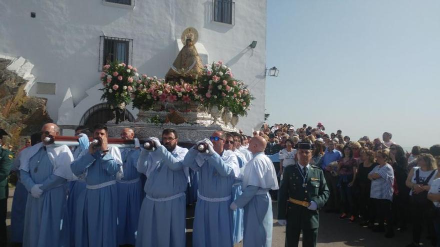 Decenas de cacereños en el recibimiento de la patrona